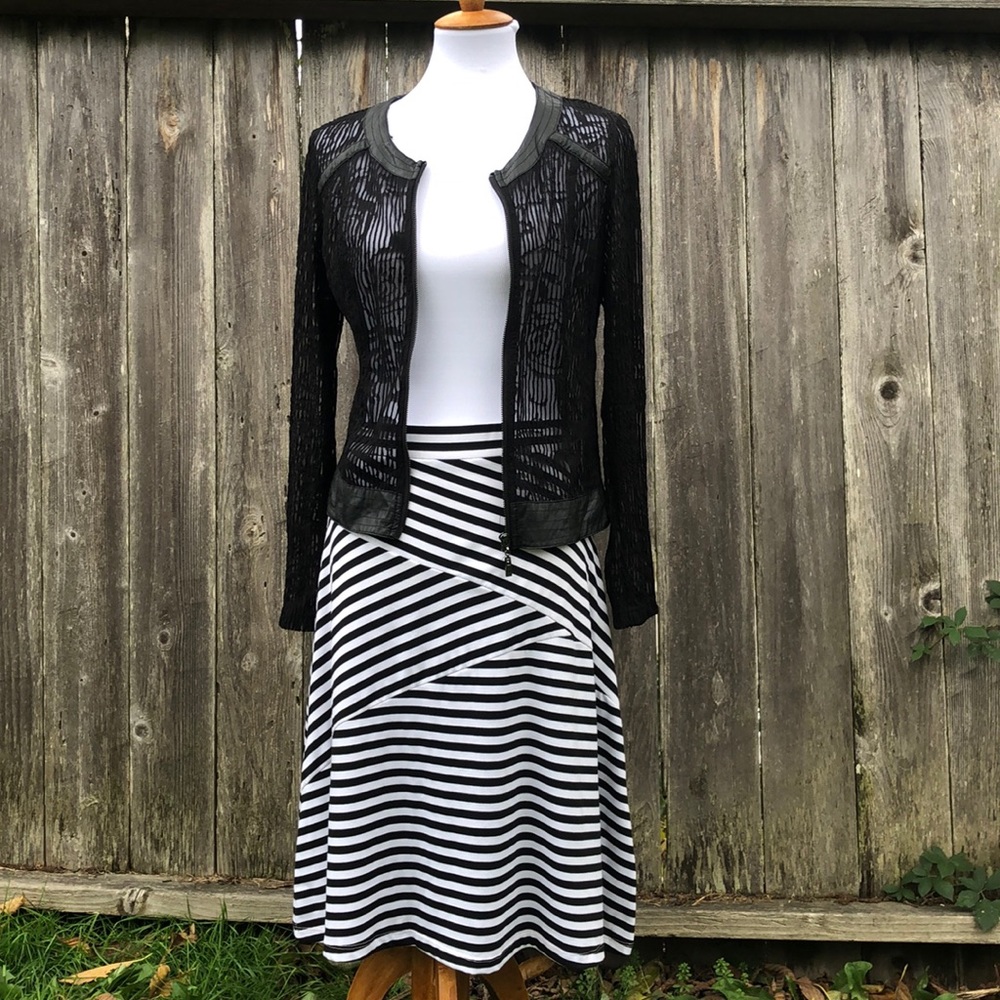 Modern Black & White Striped Below Knee Circle SKIRT in Cute design pattern Sz M